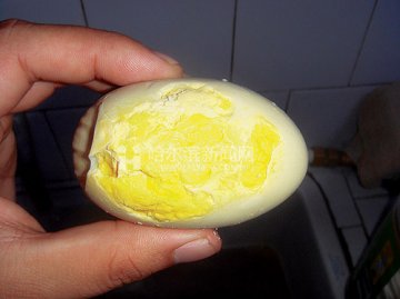 哈尔滨发现“假鸭蛋” 煮熟后如皮球可弹起