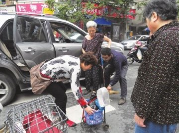 老太被撞倒坚称不必去医院 司机报警后送其检查