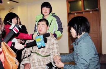 新婚夫妻搭摩的遇车祸丈夫截瘫 妻子索赔200万