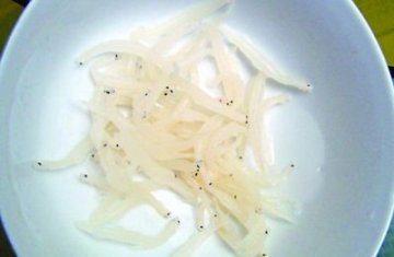 江苏泰州现人工合成银鱼 类似凝胶物质