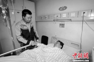 最敬业医生肾脏肿瘤被切除 曾救治的患者送祝福