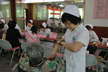 奉献天使情怀，关爱长者健康--中山三院开展护理义诊活动