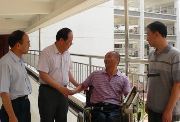 郭青凡副厅长慰问省荣誉军人康复医院离休老干部