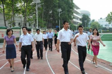 武汉市教育局-小手牵大手 食品药品安全进课堂
