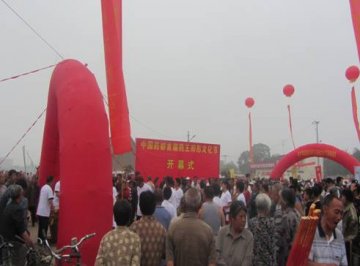 河北省安国市疾控中心借助“药交会”开展防艾宣传