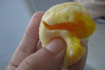 山东现“橡皮鸡蛋”蛋黄能弹起20厘米