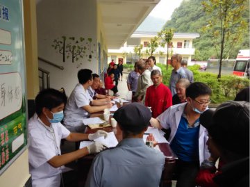 镇巴县中医院下乡巡诊走进渔渡敬老院