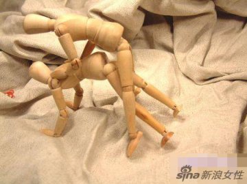 牛人用木偶示范性爱体位