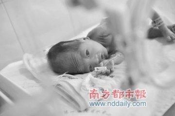 超低体重女婴被遗弃女厕 疑为17岁妈妈所弃