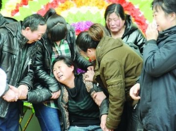 哈尔滨被杀医生追悼会举行 网友称全社会当反思