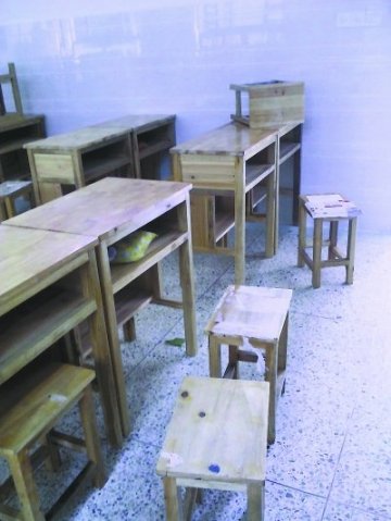 武汉中学现“毒桌椅”学生被熏流泪带炭包上