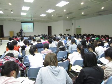 我校第五届5•25心理健康月系列讲座日前开讲