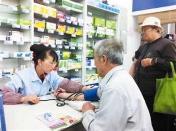 西宁市药学会将安全用药常识延伸到药店