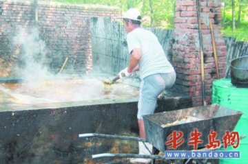 黑作坊用饭店剩菜泔水一日炼油千斤 已存在10年