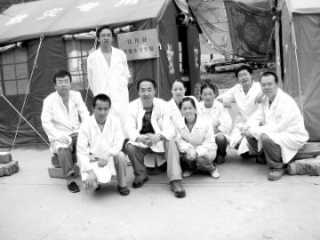 情系灾区 魂留草坡——同济大学附属东方医院医疗队汶川大地震抗灾纪实<BR/>