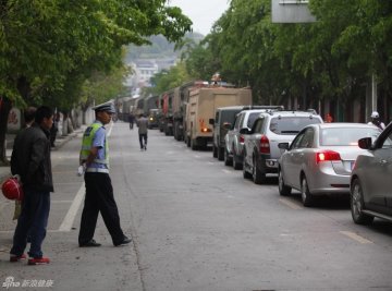 10.荥经县城，交警在现场指挥工作