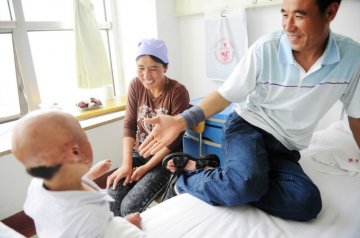 奥特曼男孩王小鹏在北京住院后的日子