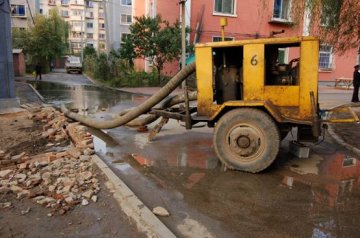 小区自来水遭污染致居民腹泻 治疗费用无人问津