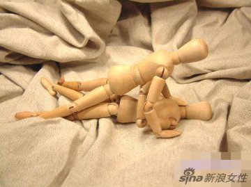 牛人用木偶示范性爱体位