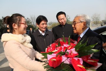 著名爱国企业家陶欣伯先生一行访问我校