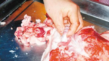 西安现“血脖肉”包子 店家称淋巴肉包子没问题