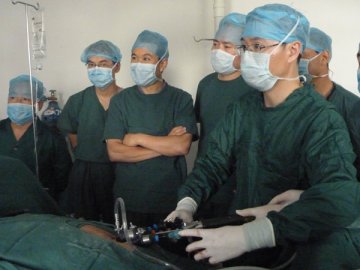 杏林妙手解病痛--记甘肃省单孔腹腔镜第一人崔伟