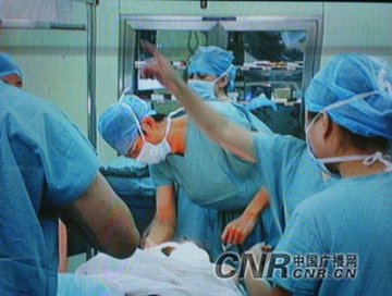 世界首例坑面女今天上午实施整容手术