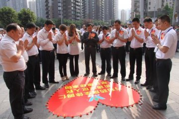万和药房开展“百万捐赠、义卖救灾活动”