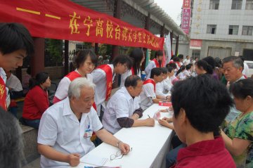 我校台湾大学生走进敬老院、社区献爱心