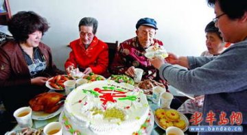 104岁寿星夫妻庆祝结婚80周年