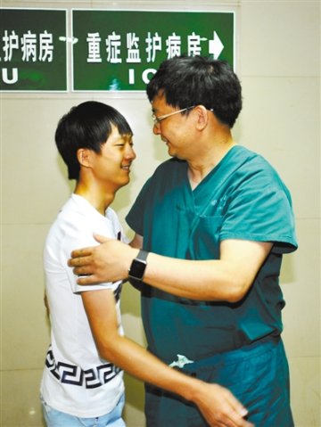 连体婴儿考上大学 重返新桥医院谢恩