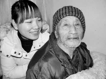 女孩要求须带爷爷出嫁 曾为弃婴被爷爷抚养大