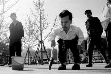 小矮人在广场挥毫泼墨以书法会友
