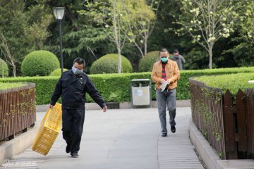 7.广场鸽管理员拿来网兜和笼子