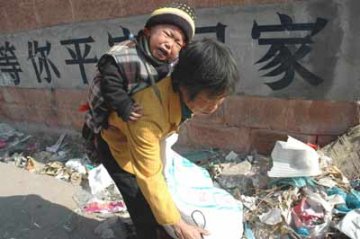 奶奶捡废品给孙子治病
