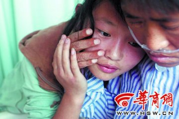 女孩捡瓶为母筹钱治病 省长两次批示救助