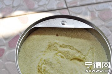 新买的合生元奶粉内竟藏着虫子