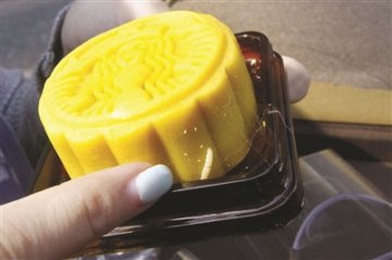 星巴克月饼中有活虫蠕动 代工厂：不是蛆是米虫