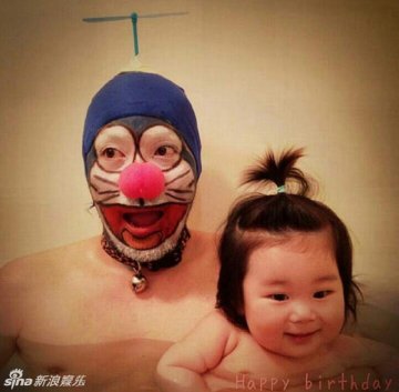 日本父女逗比泡澡照走红