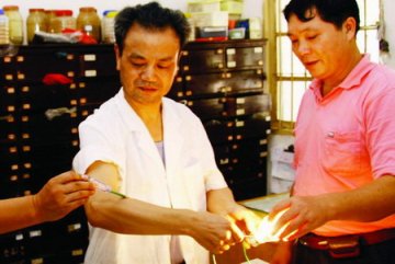 男子身体能导电可自如控制电流