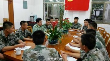 广州军区武汉总医院医疗专家为救援官兵开展心理服务