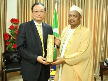 国家卫生计生委副主任、国家中医药管理局局长王国强访问坦桑尼亚和科摩罗
