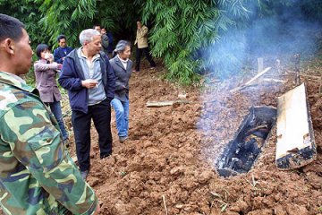 村民死后违规土葬 镇政府挖墓就地焚尸