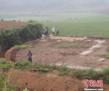 湖北荆门一化工企业污染严重 影响居民生活
