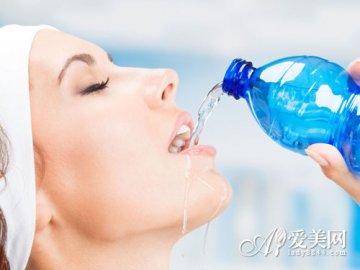 饭后PK睡前 一天最该喝水的12个时间