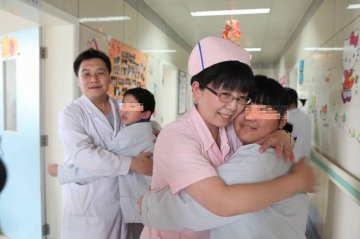 独家实拍：精神病院护士工作现场