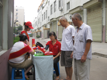 曙光路东社区医疗志愿者为辖区居民义诊