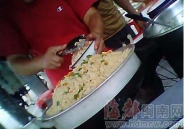 车站饭摊剩饭回锅再卖食客 端饭手常抠脚指