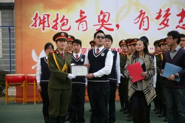 我校大学生女子国旗班与南京盲人学校开展共建活动