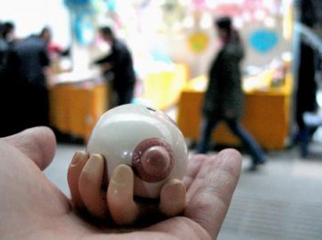 商家推出以女性胸部为模型的波霸打火机